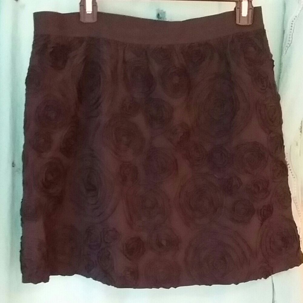 Black skirt short w crushed  rose patterns